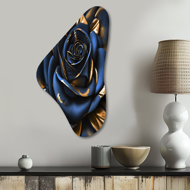 «Gilded Rose In Kings Blue II», art floral asymétrique en forme de rose Boomerang, H 31 po x l 17 po
