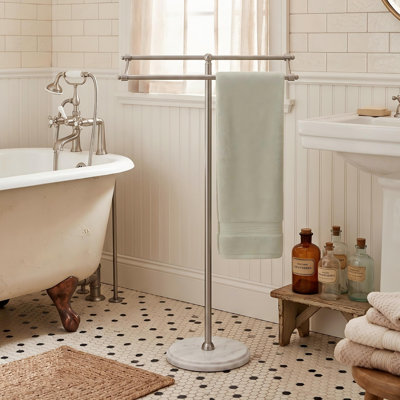 Porte-serviettes sur pied anti-vacillement KES avec base en marbre naturel lesté 3 fois plus épais, 2 niveaux Porte-serviettes sur pied anti-vacillement KES avec base en marbre naturel lesté 3 fois plus épais, porte-serviettes à 2 niveaux en acier brossé