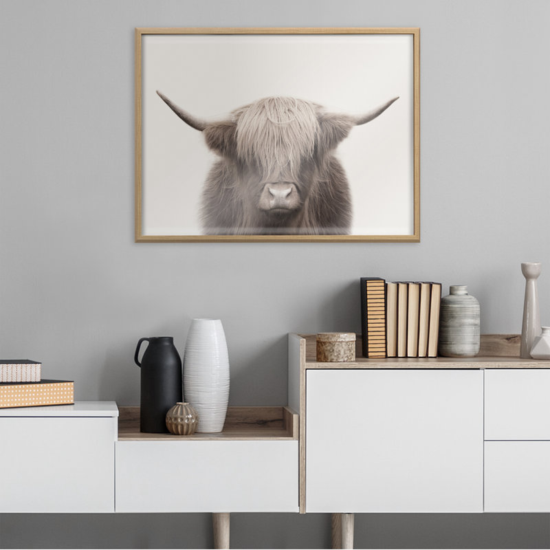 «Hey Dude Highland Cow» par The Creative Bunch Studio - reproduction à cadre flottant