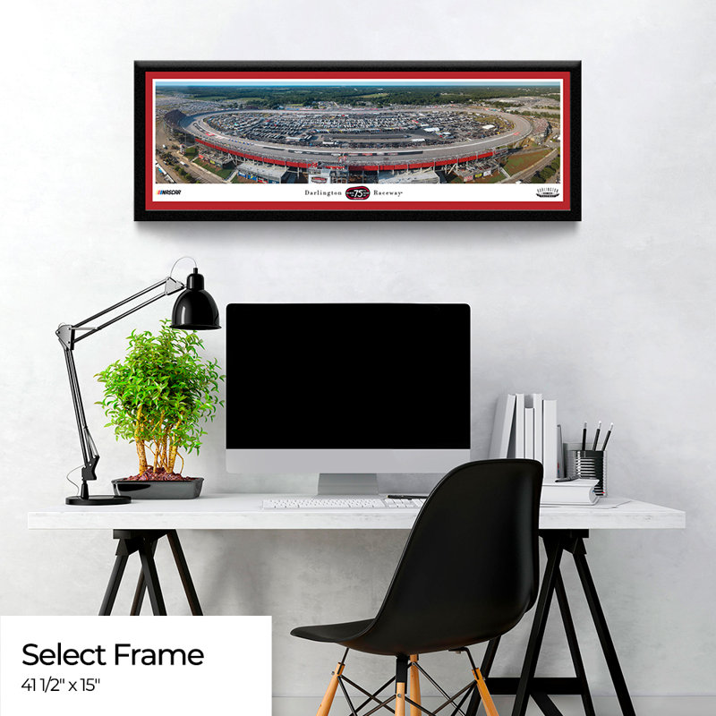 Darlington Raceway - tapis simple, cadre sélectionné, H 15 po x l 41,5 po, Reproduction encadrée avec passe-partout, Rouge