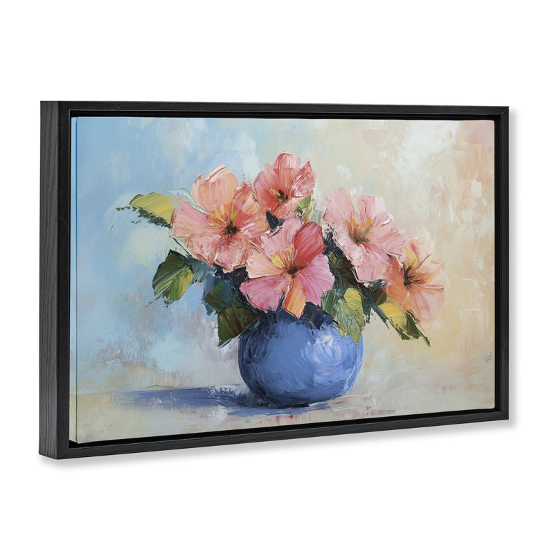 Fleurs d'hibiscus dans un cadre flottant dans un vase bleu, design par Gina Kelly, H 17 po x l 25 po