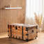 Table basse de coffre en bois massif aux tons naturels avec grand rangement et quatre roues, style industriel