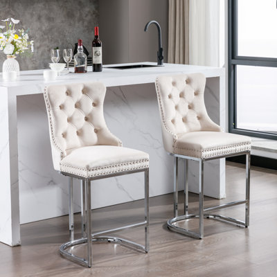 Ensemble de 2 tabourets de bar à hauteur de comptoir de 26 po, velours moderne avec dossier à boutons et garniture de rivets, base en métal, chaises de îlot de cuisine beige de 26 po Et garniture. Base. Conception ergonomique. Beige Idéal pour la salle à manger