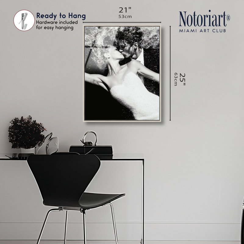 «Underwater Kiss II», impression murale encadrée par Notoriart, cadre argenté, 20 x 24, 25"H x 21"W, Silver Frame
