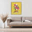 Ensemble de tigres roses sur cadre flottant jaune, design par Mia Charro-1722606237-1722606238