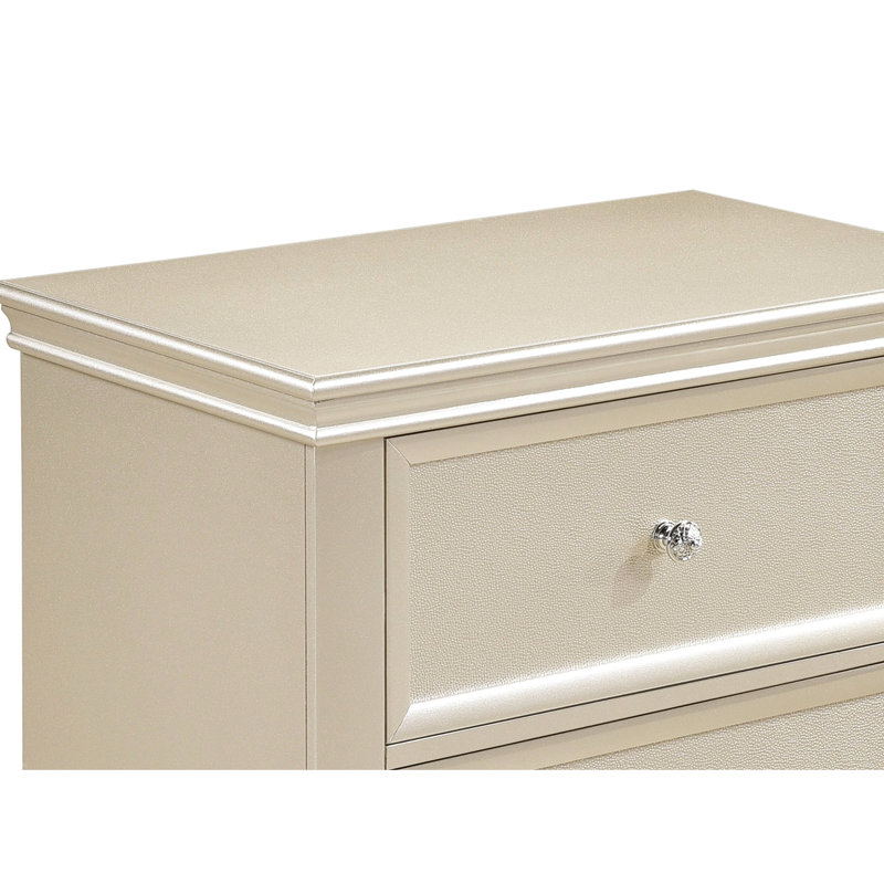 2 tables de chevet argentées pour un intérieur de chambre à coucher moderne avec tiroirs avant