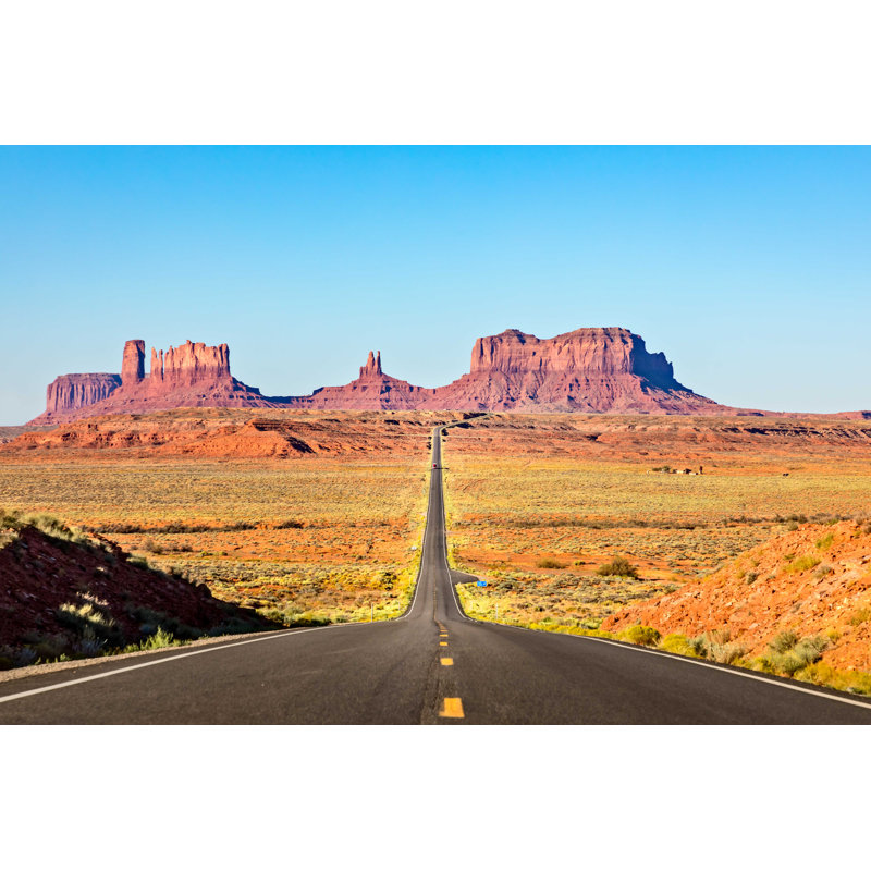 «Road To Monument Valley» par Martina Birnbaum - photographie sur toile tendue, H 20 po x l 30 po