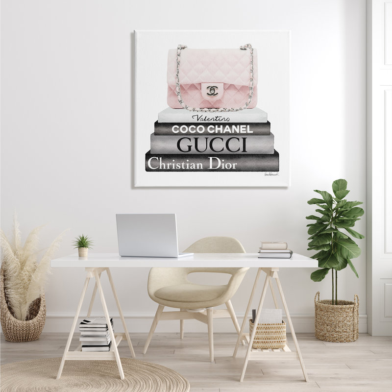 Sac à main rose matelassé sur pile de livres moderne surdimensionnée, art numérique sur toile par Amanda Greenwood