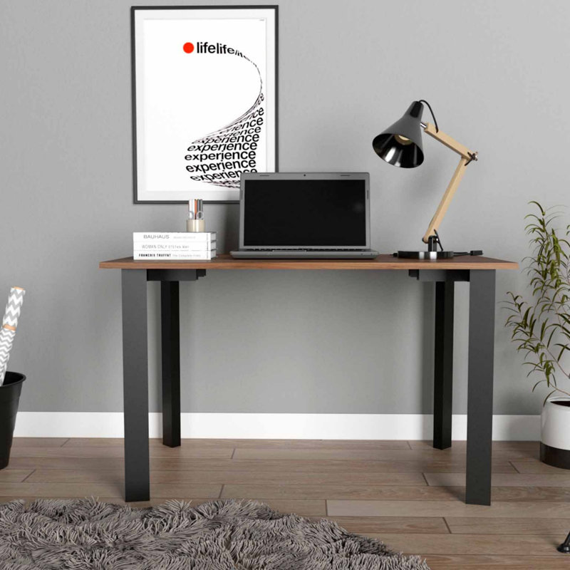 Bureau d'écriture rectangulaire en acajou avec des pieds en acier, durable et élégant pour les espaces de travail modernes et les bureaux à domicile.