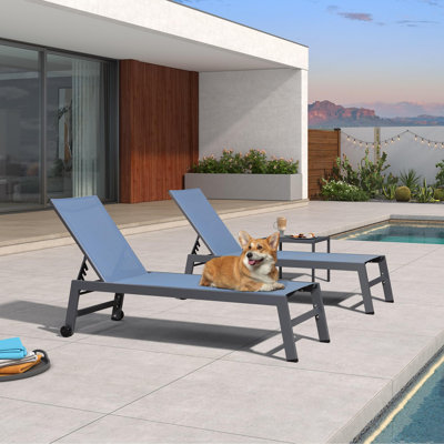 Ensemble de chaises longues d'extérieur en aluminium surdimensionnées Ebern Designs comprenant 2 chaises de patio surdimensionnées en aluminium avec roulettes faciles à déplacer pour la table d'appoint Beach Yard