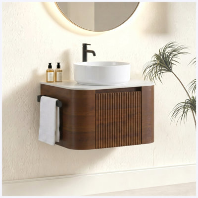 Meuble-lavabo mural 24 po en chêne miel avec lavabo, armoire murale avec porte-serviettes gratuit, lavabo en céramique blanc et meuble-lavabo pré-assemblé