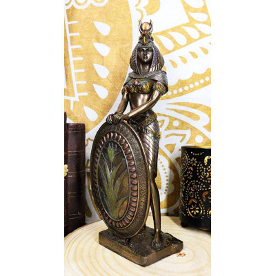 Figurine Ebros Isis sur le thème égyptien tenant un bouclier déesse de la magie