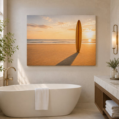 «Golden Shore Surfboard» - art mural sur toile Minimal Coastal Surf Beach