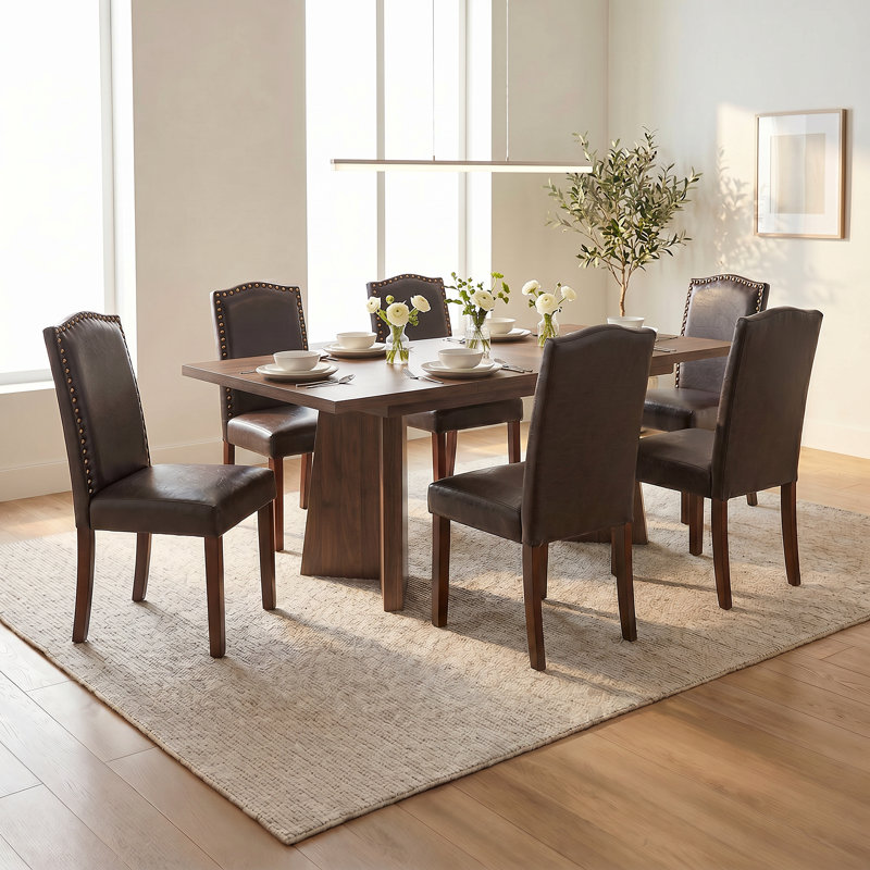  Ensembles de table de salle à manger Elmsford: Table de salle à manger extensible rectangulaire et chaises cloutées Parsons