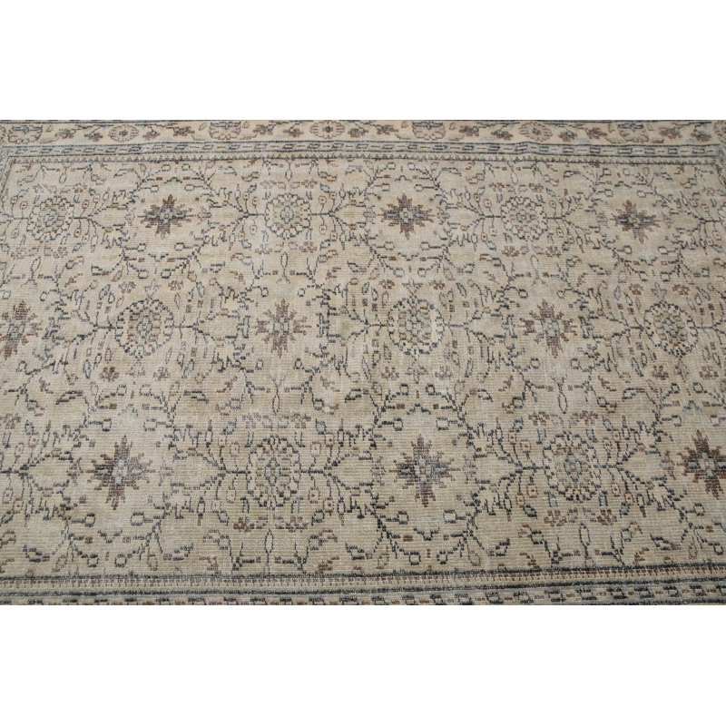 Tapis turc vintage fait à la main en beige élégant avec des motifs floraux complexes pour les espaces de vie