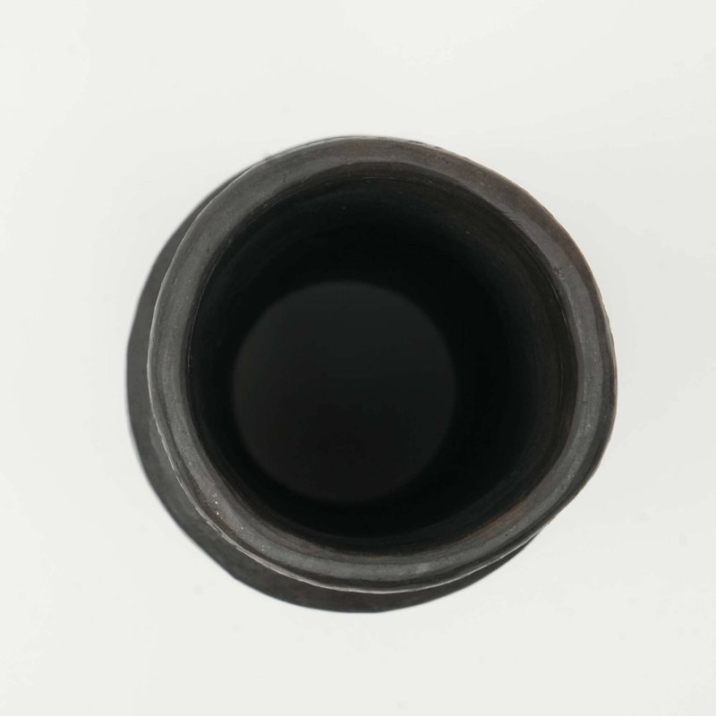 Vase en argile Longpi fait à la main avec finition noire naturelle, céramique traditionnelle au feu de joie pour une décoration florale élégante et un décor culturel.