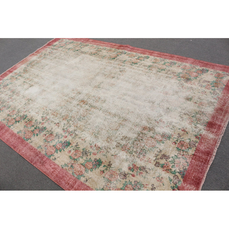 Tapis turc rétro dans d'élégants tons de rouge et ivoire délavés avec un motif floral