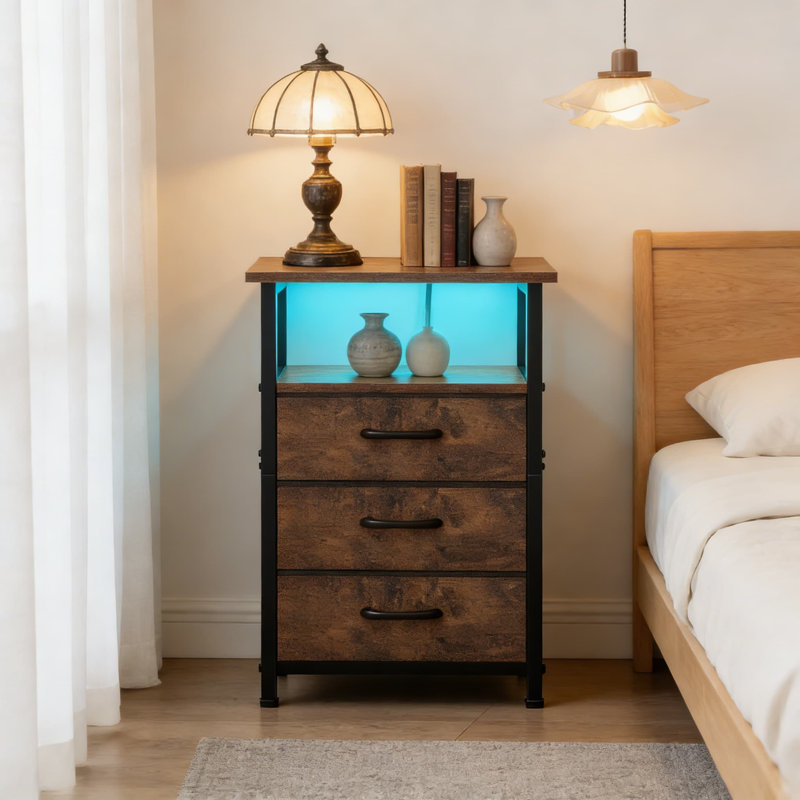Table de chevet à DEL avec station de charge, table de chevet avec prise USB et prises, 3 tiroirs en tissu et éclairage RVB réglable pour la chambre à coucher, le salon ou le bureau