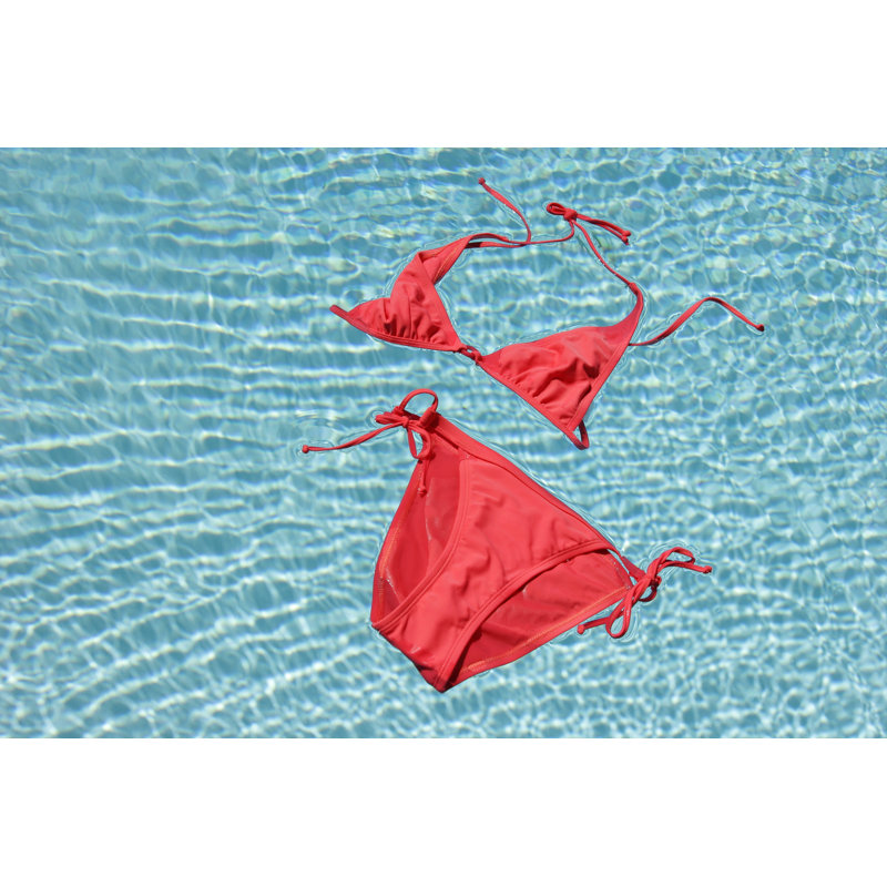 «Pink Bikini in Pool» - Photographie sur toile tendue, H 8 po x l 12 po