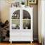 Armoire de rangement blanche de style campagne avec verre trempé arqué, plateau à niveaux et 2 tiroirs pour une organisation élégante à la maison