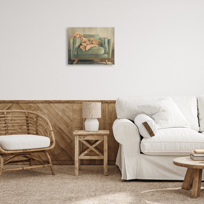 «Labradoodle Lounging on Canapé», art mural par Ethan Harper, H 16 po x l 20 po