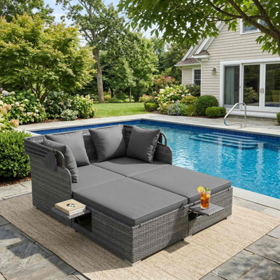 Lit de jour d'extérieur en rotin PE toutes saisons, auvent rétractable résistant aux rayons UV et 2 tables d'appoint amovibles, convient pour le patio, la cour, la terrasse, le bord de la piscine, le jardin