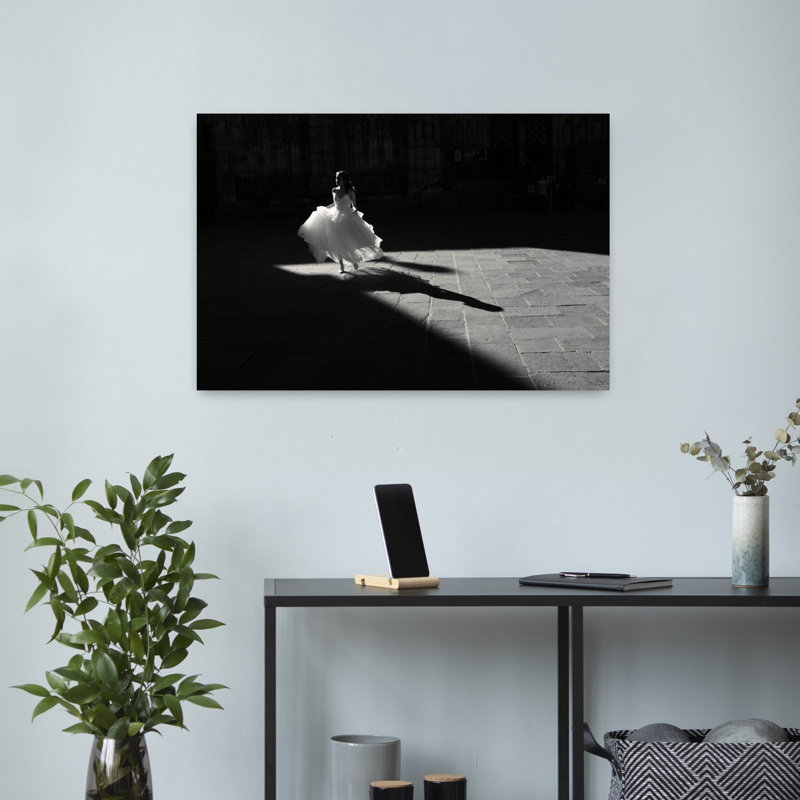 Mariée dans une affiche murale dramatique, élégante et éthérée, 16" H x 24" W