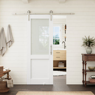 Porte de grange standard préfinie, apprêtée blanche, demi-vitrée et âme pleine, 32 po x 80 po, avec quincaillerie en nickel pour garde-manger
