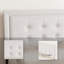 Grand lit plateforme blanc avec structure et tissu rembourrés modernes