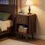 Ensemble de 2 tables de chevet modernes en noyer cannelé de style Mid-Century avec station de charge, tables de chevet de chambre à coucher avec portes tambour rondes, armoire de rangement et tables de bout à tablette ouverte-2106101943-2106101942