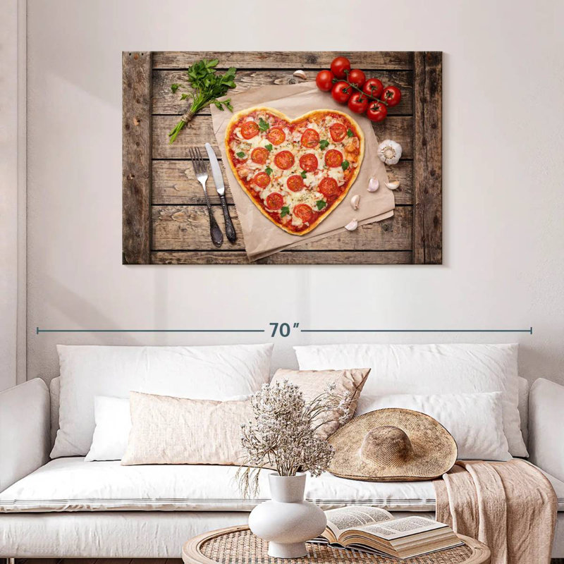 Yarlin, pizza en forme de cœur, H 30 po x l 45 po
