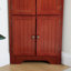 Armoire de 183 cm de haut avec 8 portes et étagères réglables, idéale pour un corridor ou une entrée. 4 compartiments de rangement spacieux.