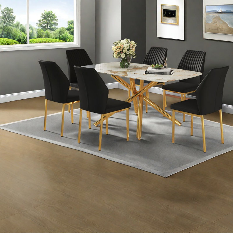 Grande table de salle à manger moderne avec plateau en verre à motif de marbre blanc et chaises en polyuréthane noir