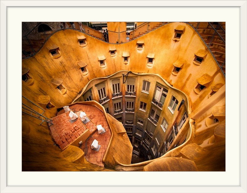 «Straub 'The Center of La Pedrera» par Nora De Angelli, reproduction de photo, H 34 po x l 44 po x P 1 po, Cadre blanc