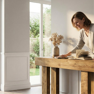 Table d'entrée rectangulaire de 160 cm (63 po), grain de bois naturel, style rustique, idéale pour l'entrée. Console de 160 cm (63 pouces) avec grand espace de rangement, style rustique convenant à de nombreux intérieurs.