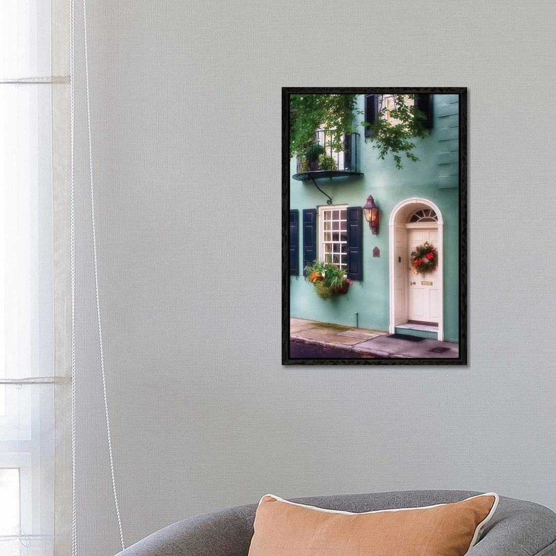 Eingang eines pastellfarbenen historischen Hauses in Charleston, South Carolina von George Oze - Gallery-Wrapped Canvas ...