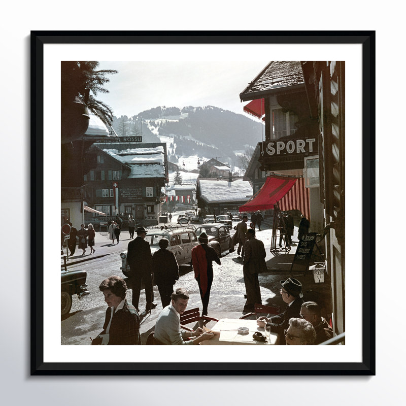 Gstaad Town Centre par Slim Aarons - Photographie de cadre photo sur papier