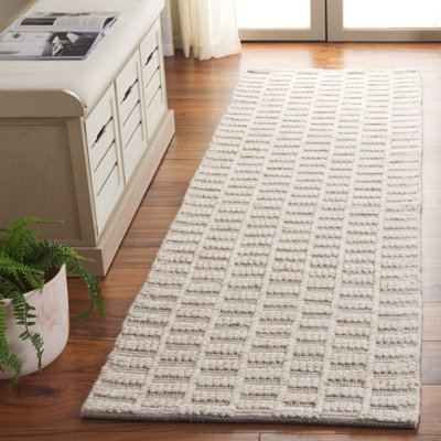 Finnick 703 Area Rug In Brown / Ivory