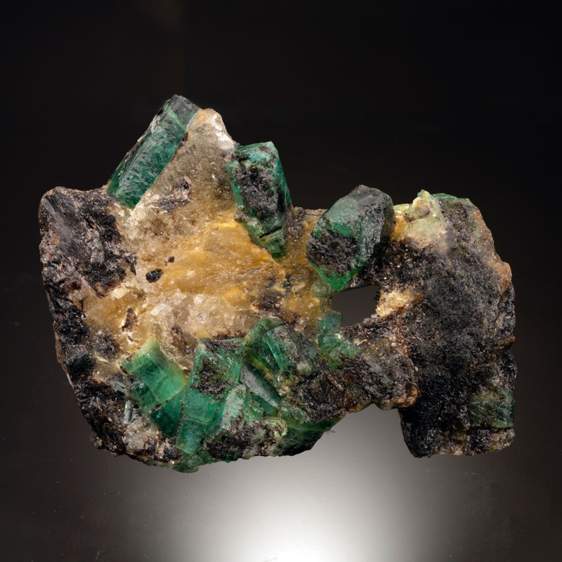 Émeraude sur calcite et biotite