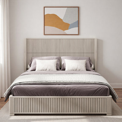 Lit plateforme en bois avec décoration grain de bois vertical
