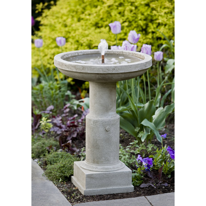 Fontaine en béton Powys, Pierre alpine