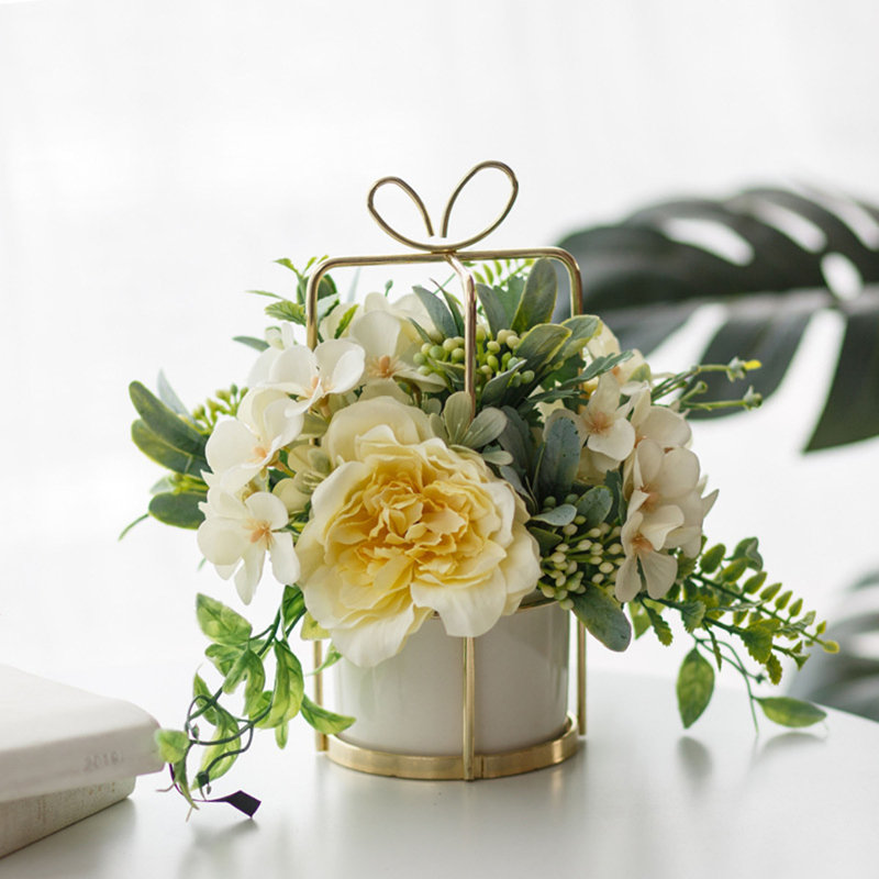 Arrangement de fleurs artificielles jaunes