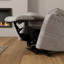 Fauteuil relevable moelleux en tissu colombe Lucie