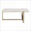 Table basse blanche et champagne en faux marbre avec base en métal plaqué, facile à nettoyer et polyvalente pour le salon