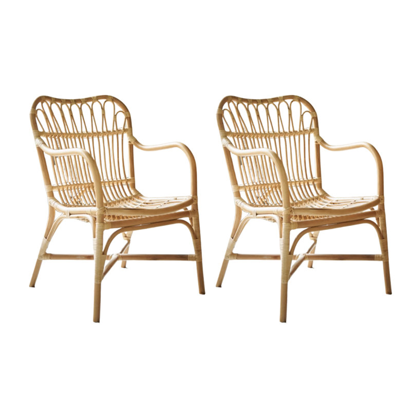 Une chaise large en rotin naturel durable