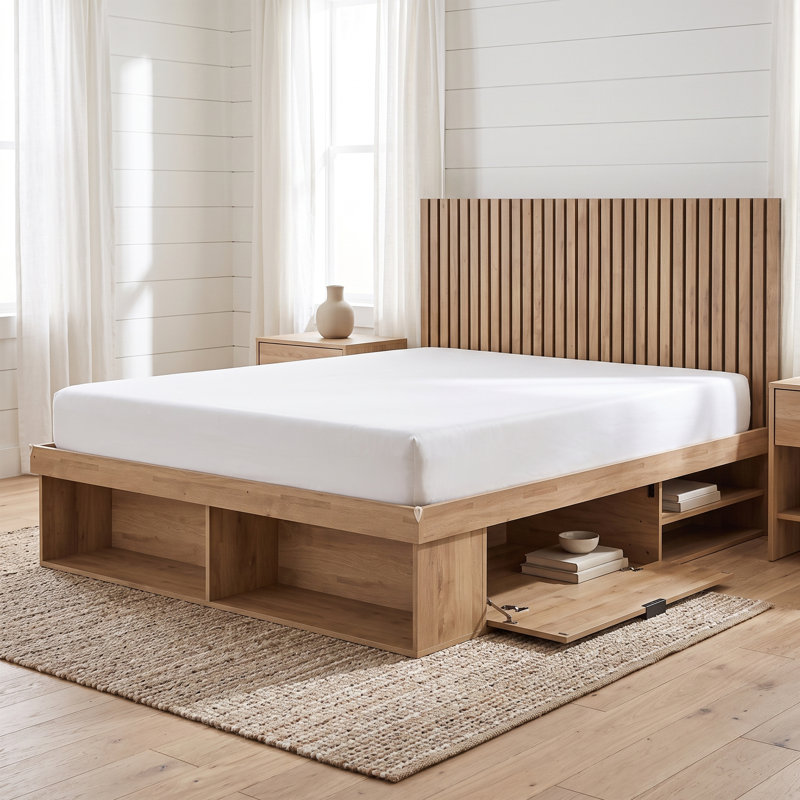 Lit plateforme moderne de style champêtre en bois avec tête de lit à lattes verticales et système de rangement à trois zones, taille standard, chêne clair