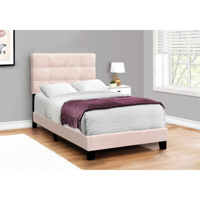Lit simple pour jeune et adolescent, revêtu de velours rose, moderne dans une chambre à la mode