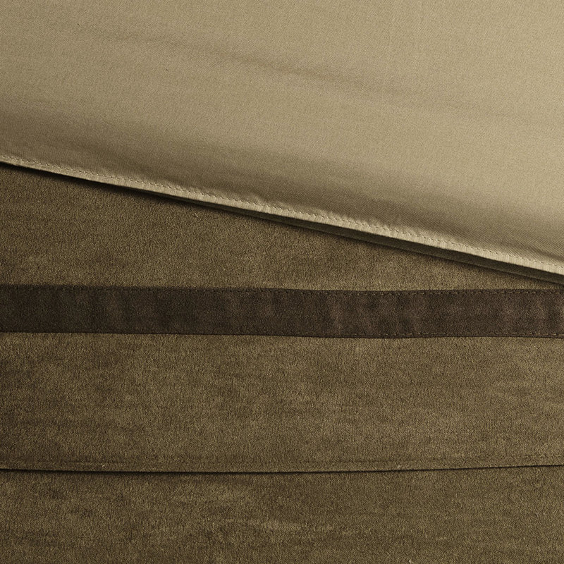 Édredon en faux suède 7 pièces en très grand naturel. Literie transitionnelle. Doux et doux. Comprend un édredon, des taies décoratives, des coussins décoratifs et une jupe de lit. Remplir. Lavable à la machine pour un très grand lit.