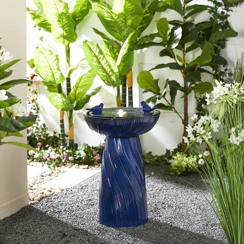 Fontaine de sol d'extérieur 24,75 "en céramique bleu cobalt torsadée avec deux oiseaux, pompe et lumière DEL (KD)