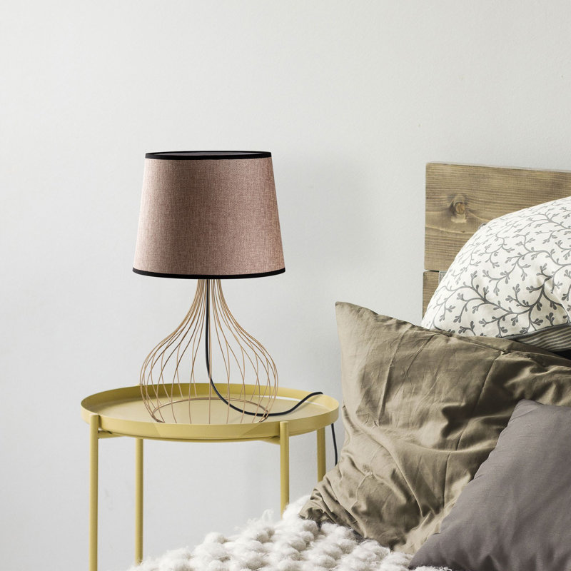Lampe de table glamour en métal, finition dorée, 11,0 x 11,0 x 20,1 pouces | Capuchon en tissu de 8,7 à 11,0 po x 8,7 po | Type de douille: 1 x E27 de 40 W maximum (ampoule non incluse) | Design élégant, parfait pour le salon et la chambre à coucher
